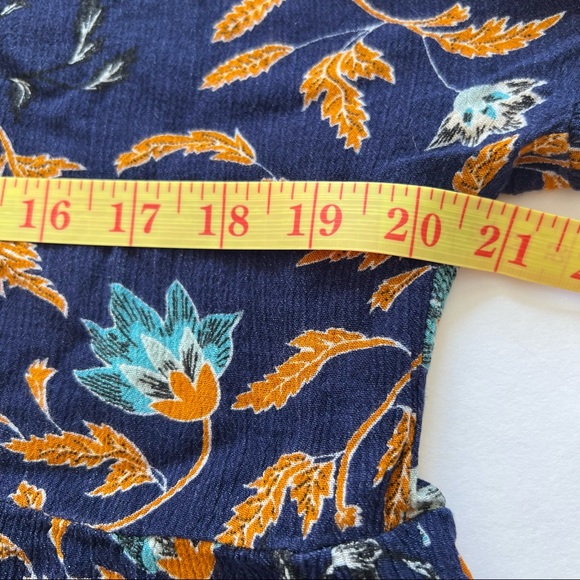 The Hanger | Blue & Gold Floral Crop Top Blouse - Picture 5 of 9